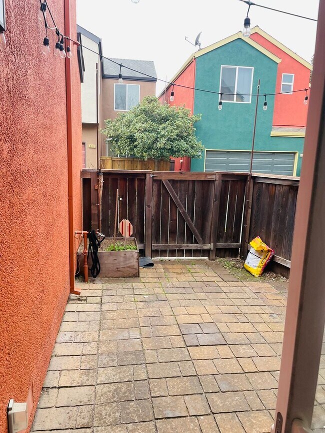 Building Photo - Modern 2 bed/2.5 bath with BONUS ROOM in West Sac