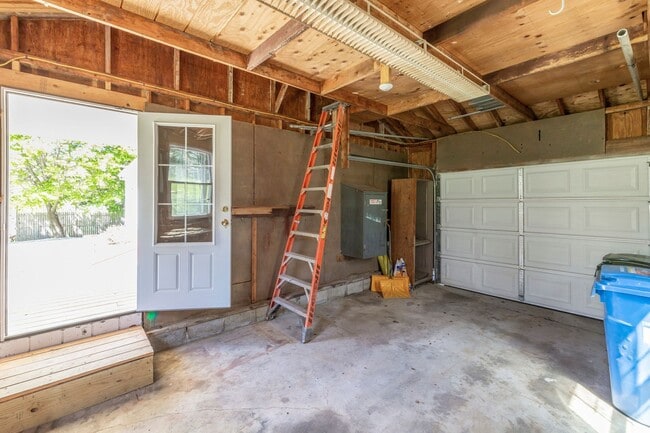 Building Photo - Renovated Ranch 3 BR/1BA/1 car garage w Fu...