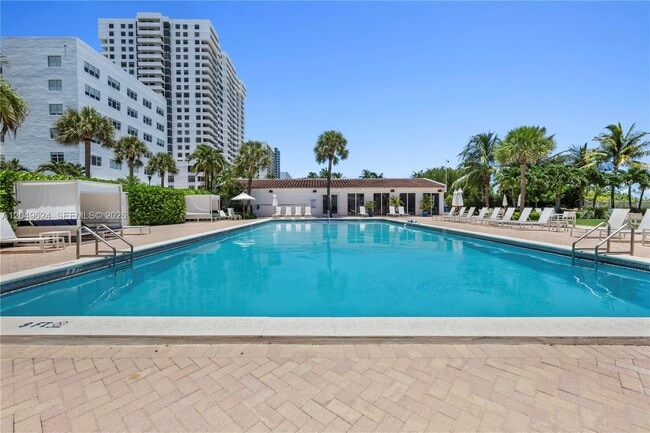 Building Photo - 2457 Collins Ave