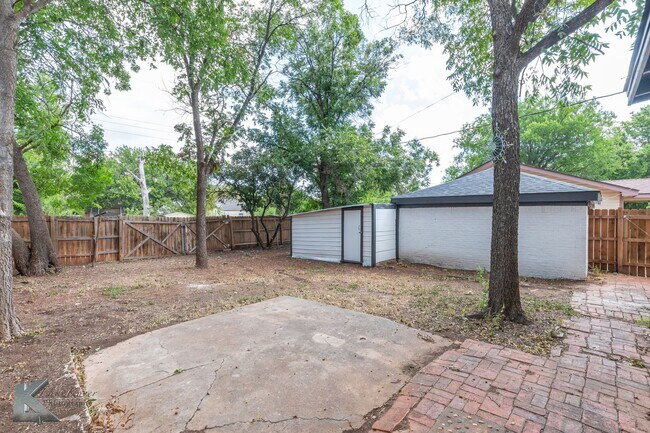 Building Photo - XL HOME!  3 bed, 1 bath, LOTS OF ROOM!