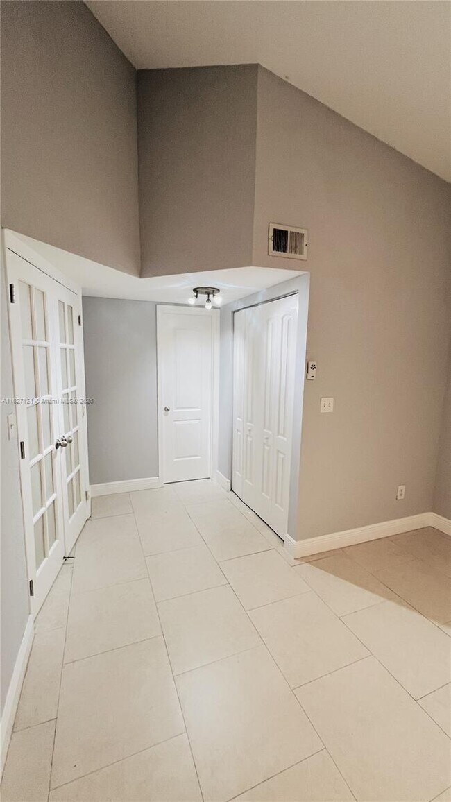 Building Photo - 2881 N Oakland Forest Dr