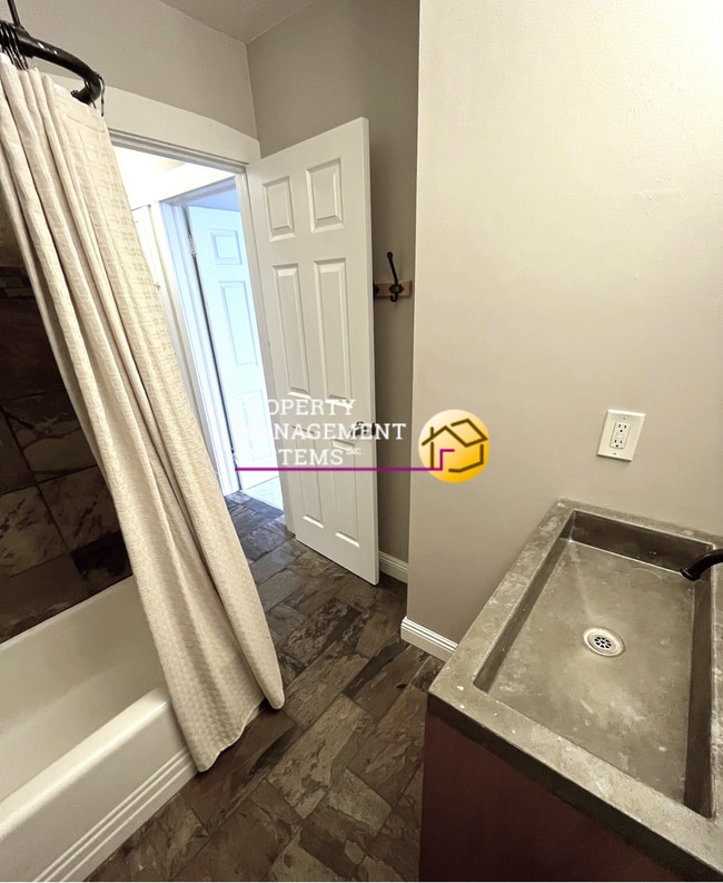 Building Photo - 3 Bedroom Home In Sugarhouse!