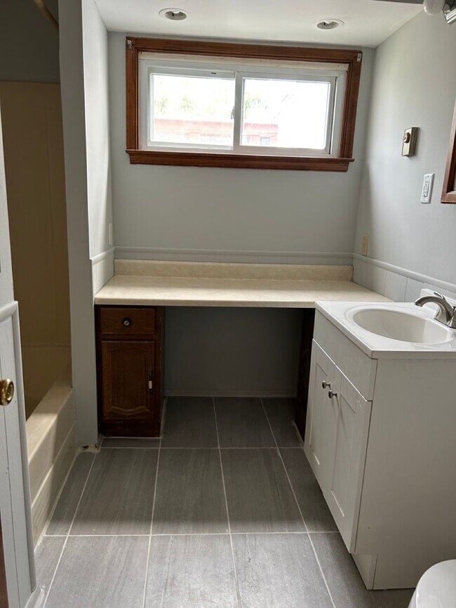 Building Photo - 66 Tunis Ave