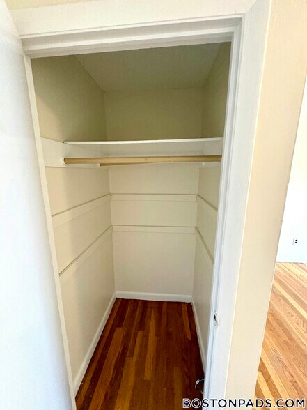 Building Photo - 122 Dustin St