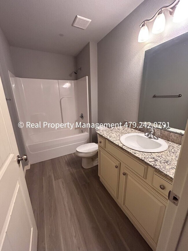 Building Photo - MOVE IN SPECIAL - HALF OFF MOVE IN RENT! B...