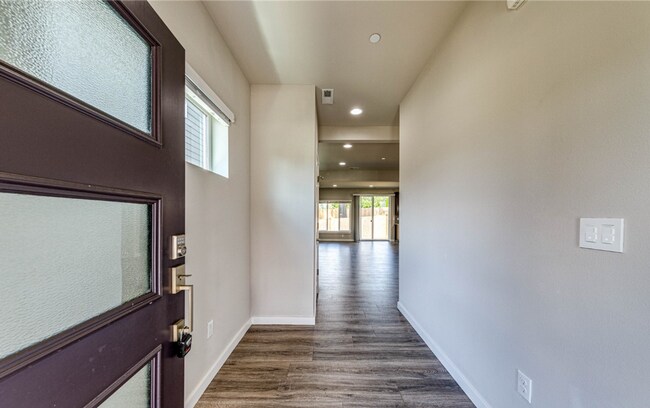 Building Photo - Duplex Style CONDO - 3 Bed 2.5b Bath Fully...