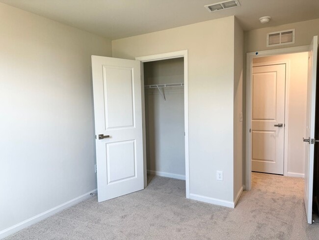 Building Photo - Modern 3-Bedroom Townhouse with Garage & P...