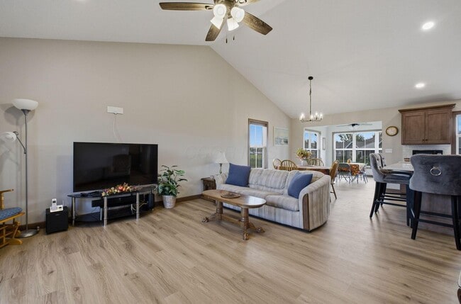 Building Photo - 557 Cannondale Ave