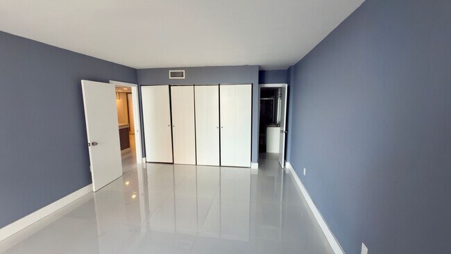 Building Photo - Spacious One Bedroom Two Bath Condo with Parking at Buckley Towers in North Miami Beach