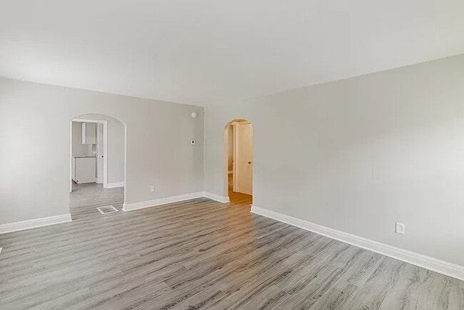 Building Photo - 608 12th Ave