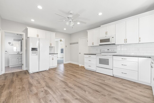 Building Photo - 33 Pearl St