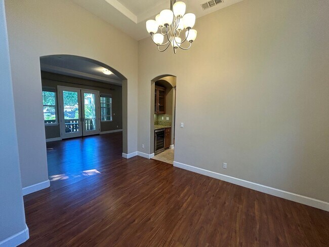 Building Photo - Luxurious and Spacious 5 Bedroom in Gilroy