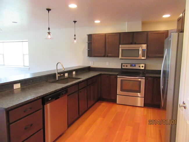 Building Photo - River Lakes Home