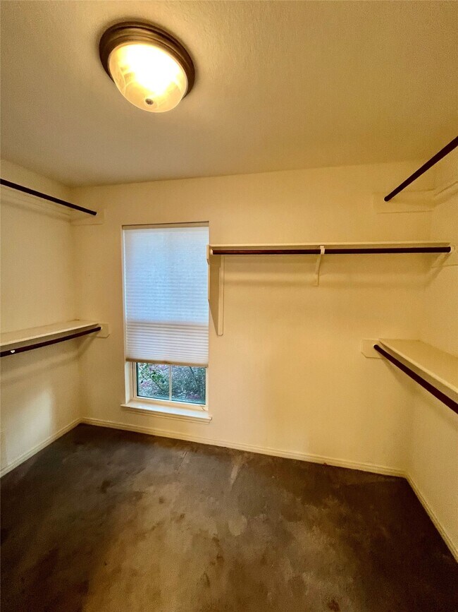 Building Photo - 9311 E Lakeside Dr