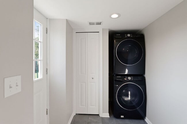Building Photo - Spacious 4BR/2BA Duplex — Available August...
