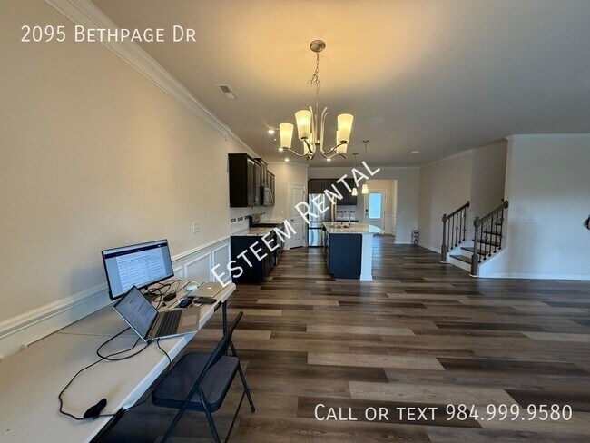 Building Photo - 2095 Bethpage Dr