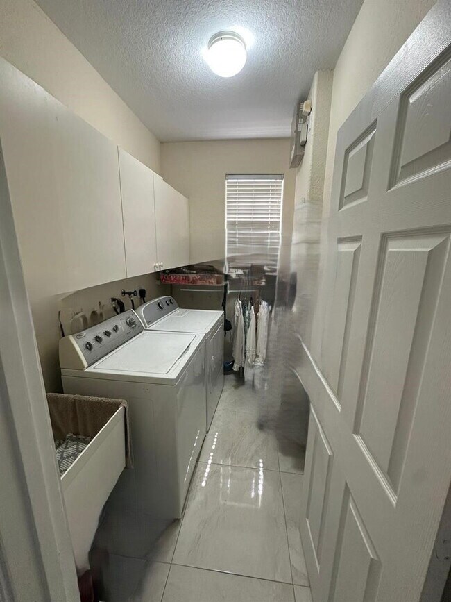 Building Photo - 1063 Sunflower Cir