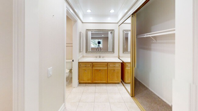 Building Photo - Gorgeous 3bd/2.5 bath in East Bluff!