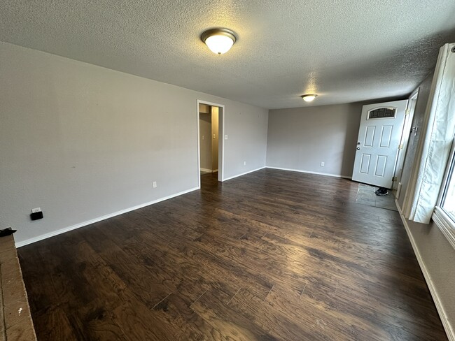 Building Photo - 613 Killarney Dr