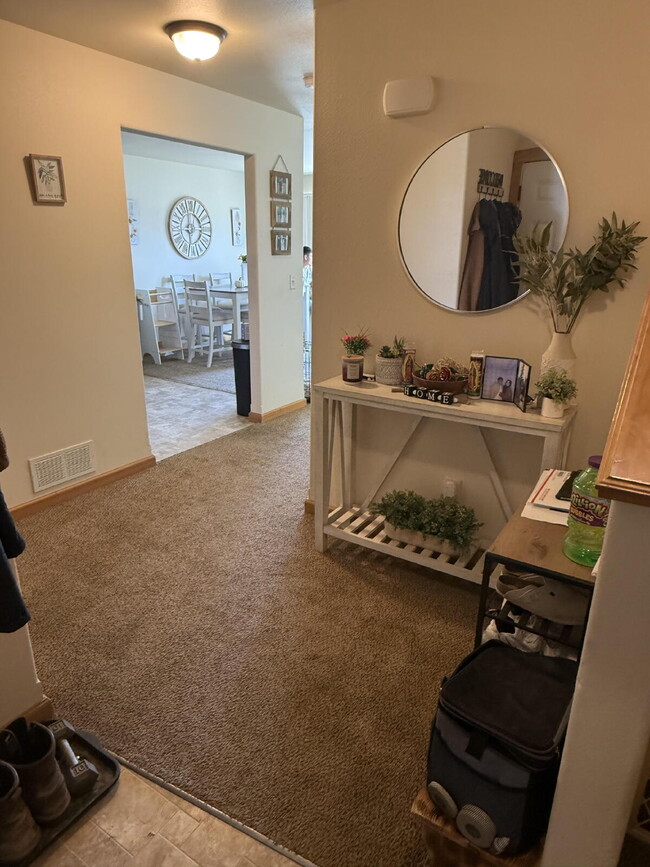 Building Photo - "Spacious 3-Bed & 2.5 Baths in 1700 Sq Ft!"