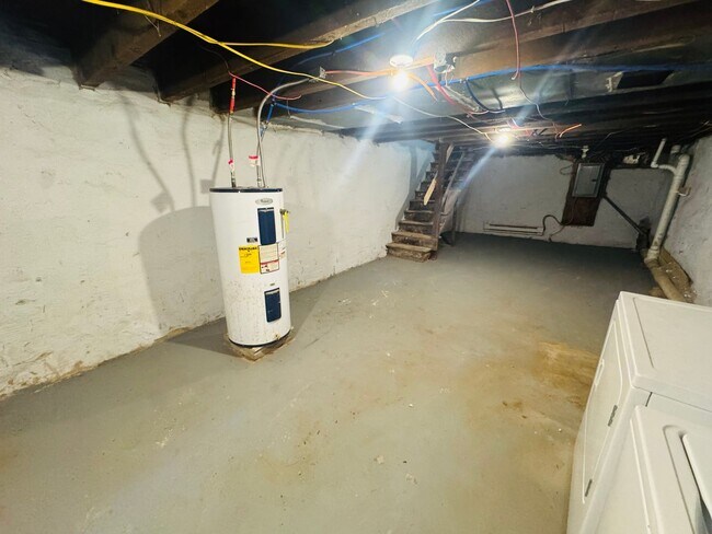 Building Photo - 946 Farson St