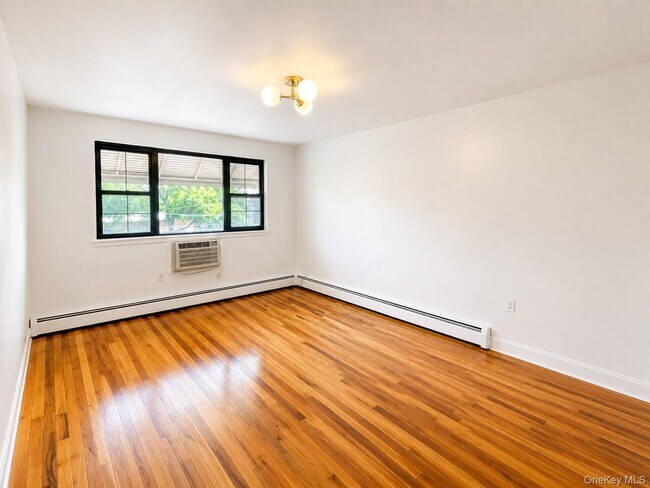 Building Photo - 533 Soundview Ave
