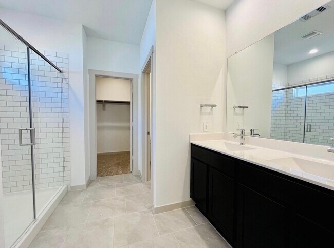 Building Photo - 3322 Silverton Dr