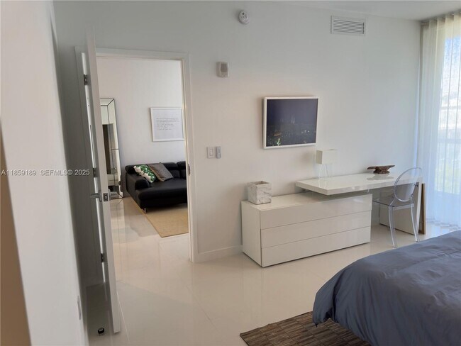 Building Photo - 9940 W Bay Harbor Dr