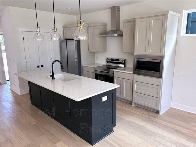 Building Photo - 610 N 6th St