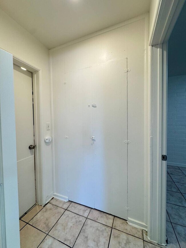 Building Photo - 1.0 bedroom in Los Angeles California 90022