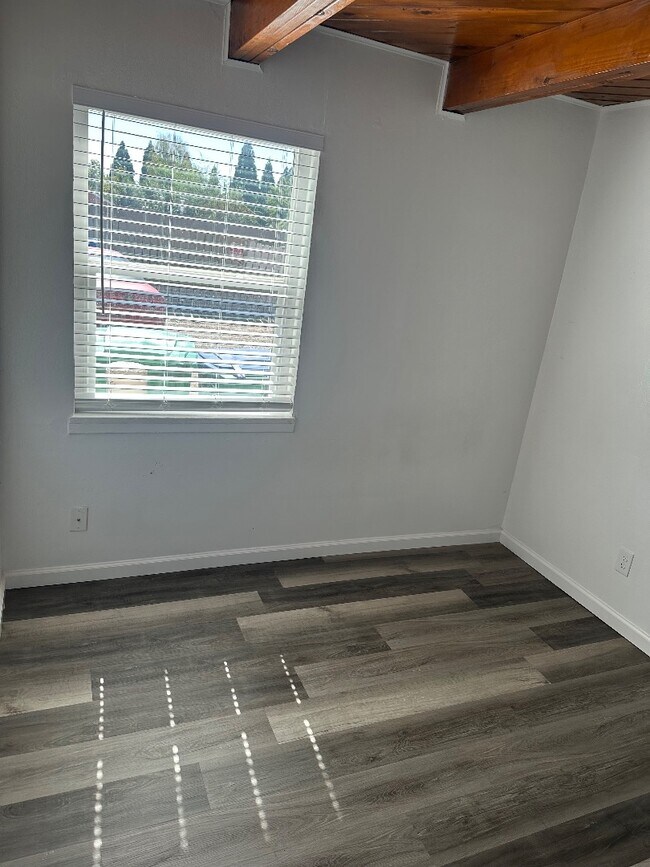 Building Photo - 590 Denslowe Dr