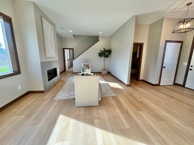 Building Photo - Stunning 5 Bed/2.5 Bath Townhome!