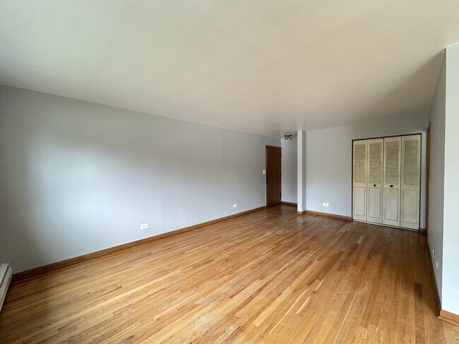 Building Photo - 1026 S River Rd