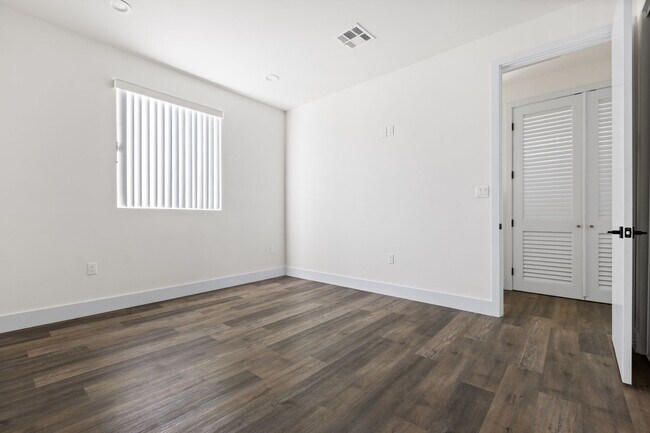 Building Photo - A beautifully designed and renovated 4 bed / 4 1/2 bath townhome located in the desirable Sawtell...