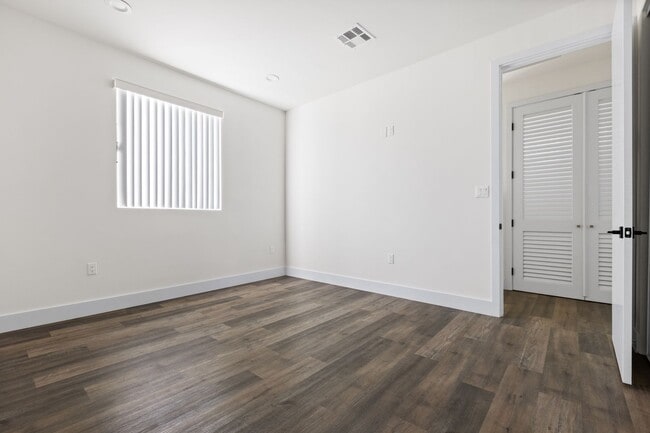 Building Photo - A beautifully designed and renovated 4 bed...