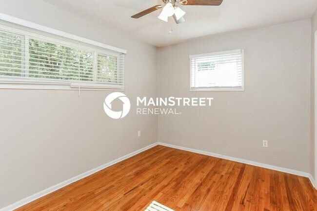 Building Photo - 2 Bedroom Pet-Friendly Home in Kansas City, MO with Main Street Renewal