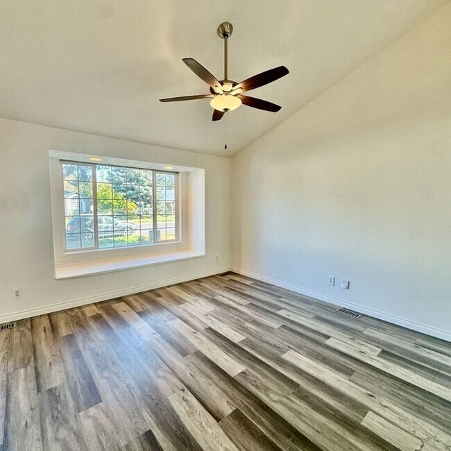 Building Photo - Cute 4 bed 2 bath move in ready home!