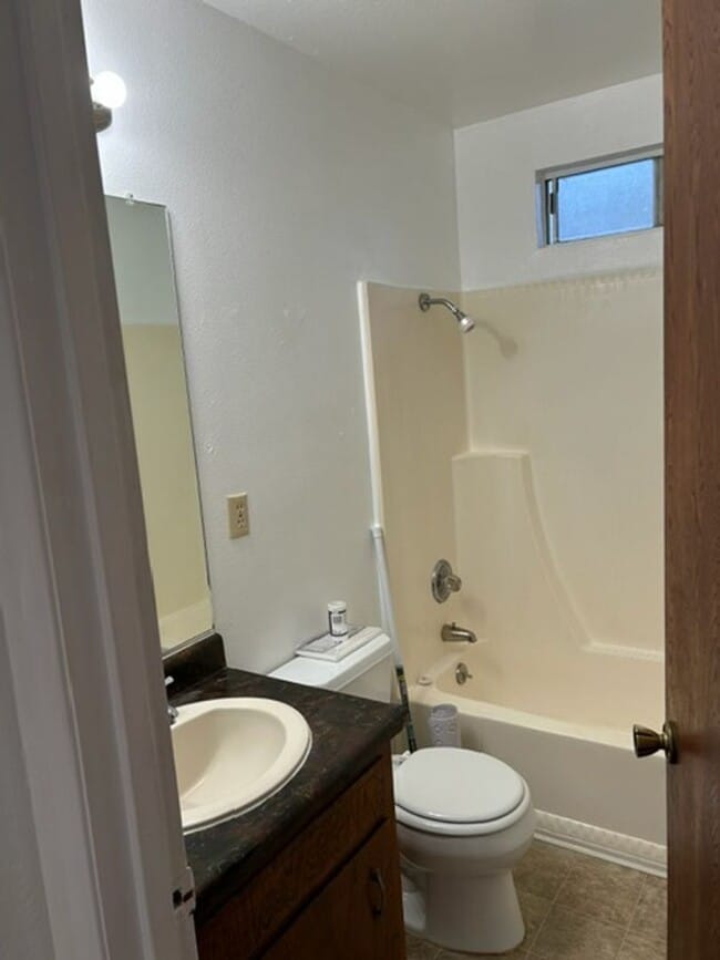 Building Photo - Large 2 bedroom 1.5 Bath Westside Duplex (...