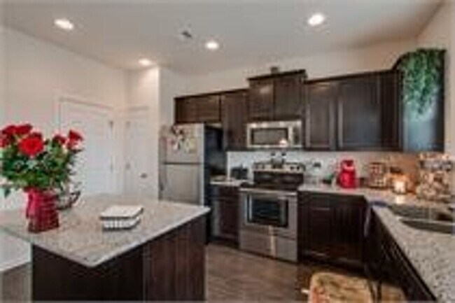 Building Photo - Beautiful 4bd 2.5ba home with Community Am...