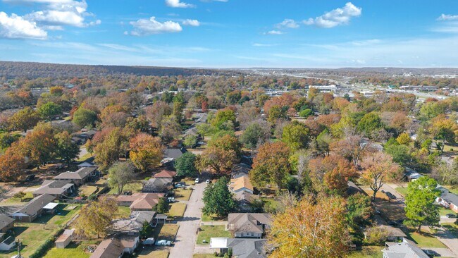 Building Photo - 3BR/1BA Home with W/D Hookups + Holiday Move-In Special $250 !!