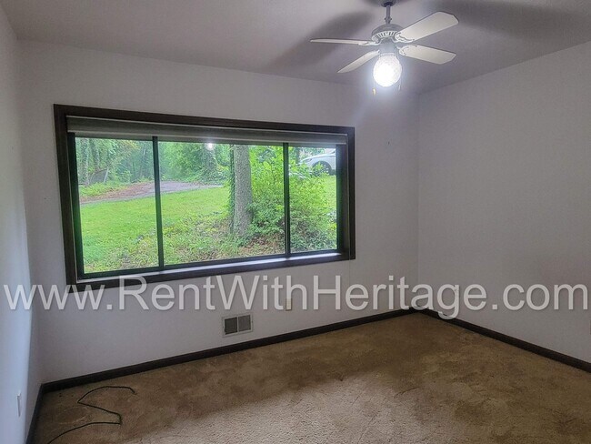 Building Photo - Charming Cabin Style Home on 1.3 Acres / F...
