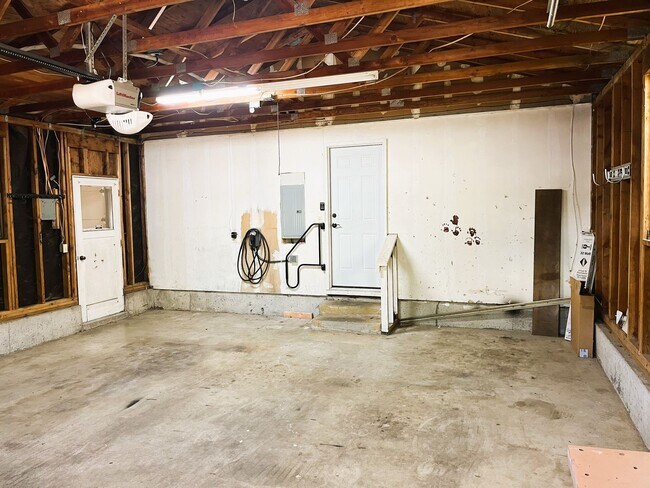 Building Photo - Beautifully Appointed Home on Generous Lot – SE Portland Rental!