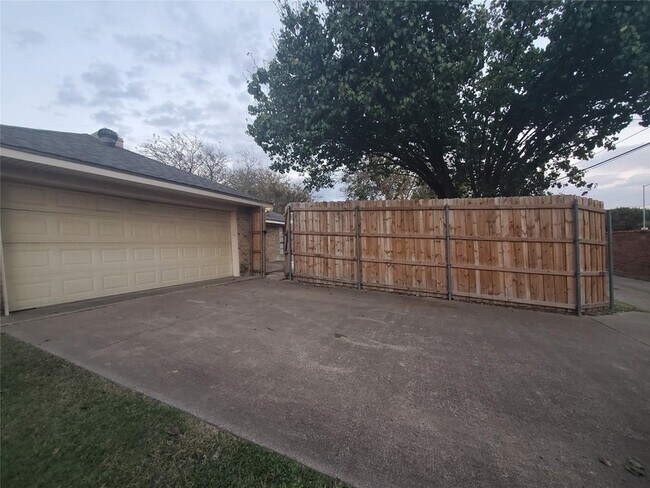 Building Photo - 1616 Scottsdale Dr