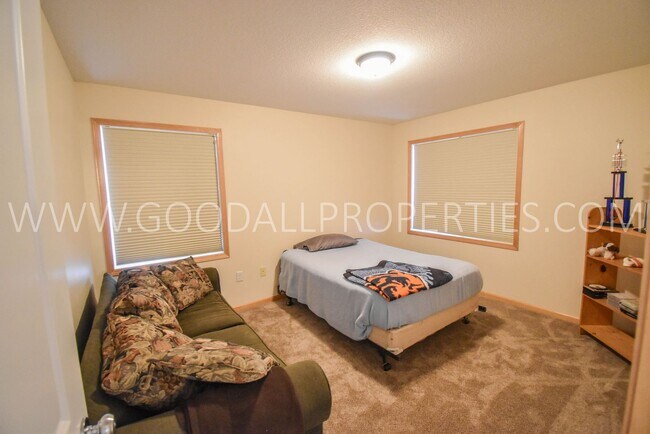 Building Photo - 2 Bedroom 2.5 Bathroom In West Des Moines with 2 car garage attached