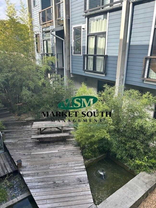 Building Photo - CONTEMPORARY STARLAND LOFT!
