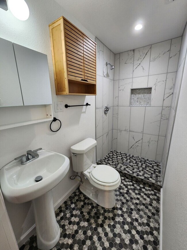 Building Photo - MODERN DECORATED HOUSE | 4 BEDROOM | 2 BATH | COVERED PATIO | CASITA WITH KITCHEN, BATH & LAUNDRY