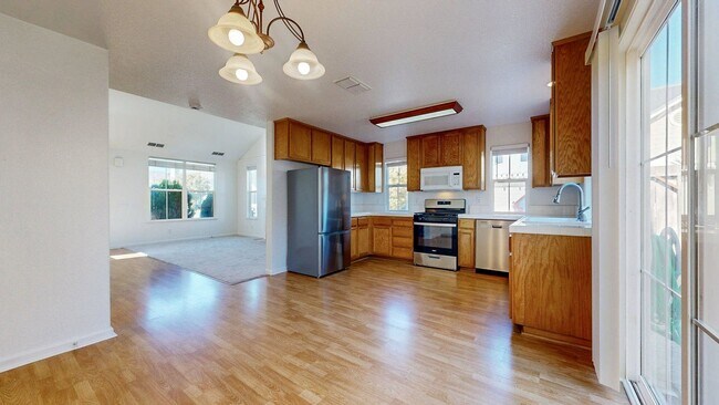 Building Photo - Beautiful 3 Bedroom 2.5 Bath Single Family...