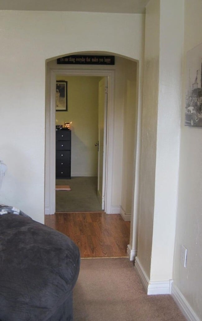 Building Photo - This perfect 2-bedroom, 1-bathroom Apartment with Great Location!