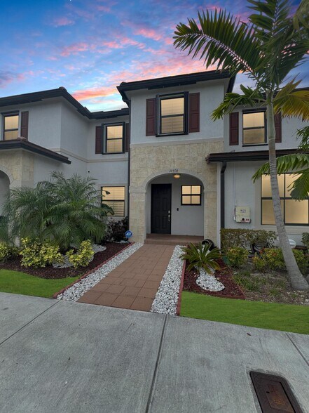 Primary Photo - 10598 W 32nd Ln