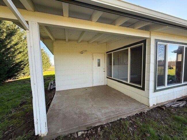 Building Photo - 3 Bedroom Farm Home for Rent Dundee OR